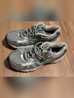 Saucony Silver/Gray Mesh Running Sneakers with Mint Accents Women's Size 7M